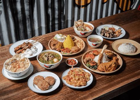 In Indonesia, food gives life meaning. Mealtimes are treated as a chance to connect with friends and family, to share stories, and to ease the burden of everyday life. Rasa Rosa serves up Indonesian dishes that will broaden your palate of Southeast Asian food and challenge your taste buds!